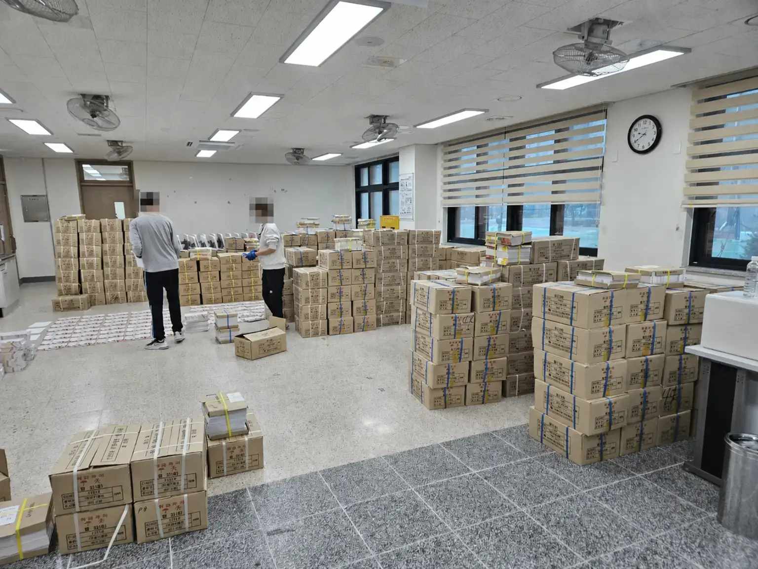 학교 교과서 배분을 위해 체계적으로 정리한 대량 교과서