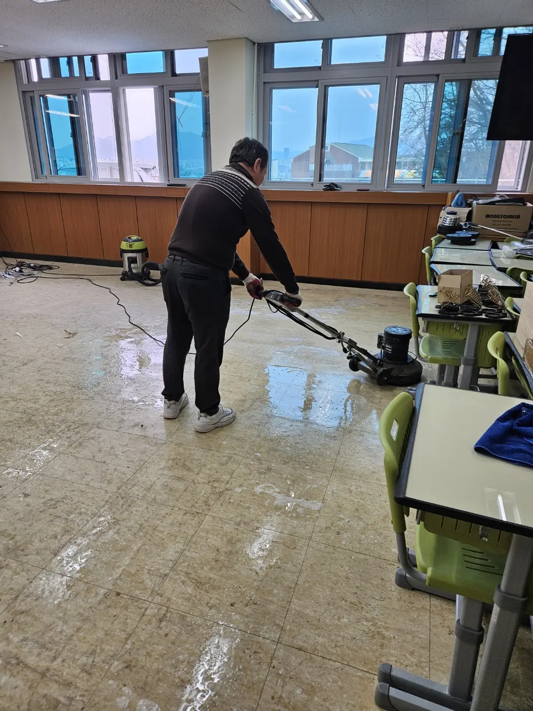 교실 바닥 집중 세척